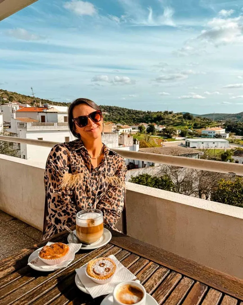 cafepause auf der sonnenterrasse in alte bergdorf an der algarve Cafépause auf der Sonnenterrasse in Alte, Bergdorf an der Algarve