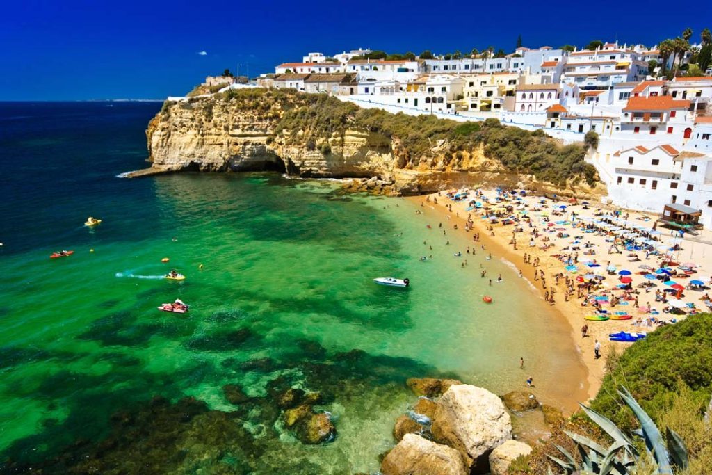carvoeiro im hochsommer mit vielen schirmen Carvoeiro im Hochsommer mit vielen Schirmen