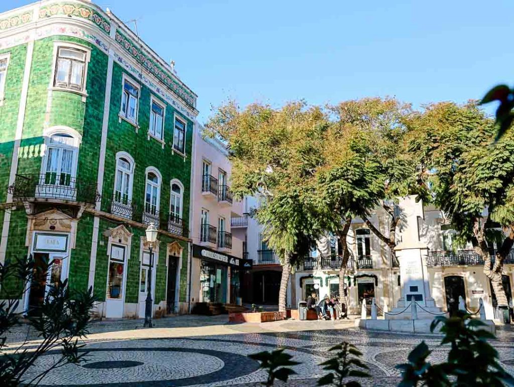 gruenes fliessengebaeude in lagos altstadt grünes Fließengebäude in Lagos Altstadt