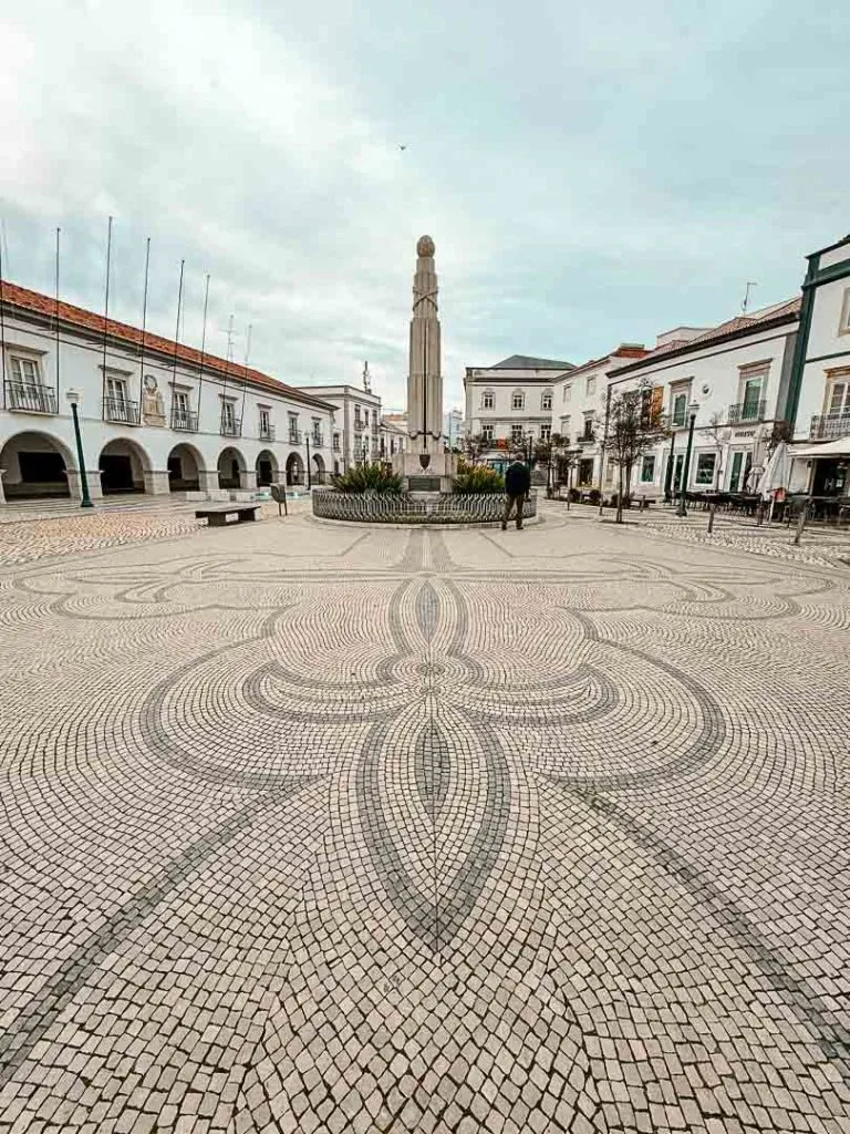 hauptplatz in tavira mit cafes Hauptplatz in Tavira mit Cafés