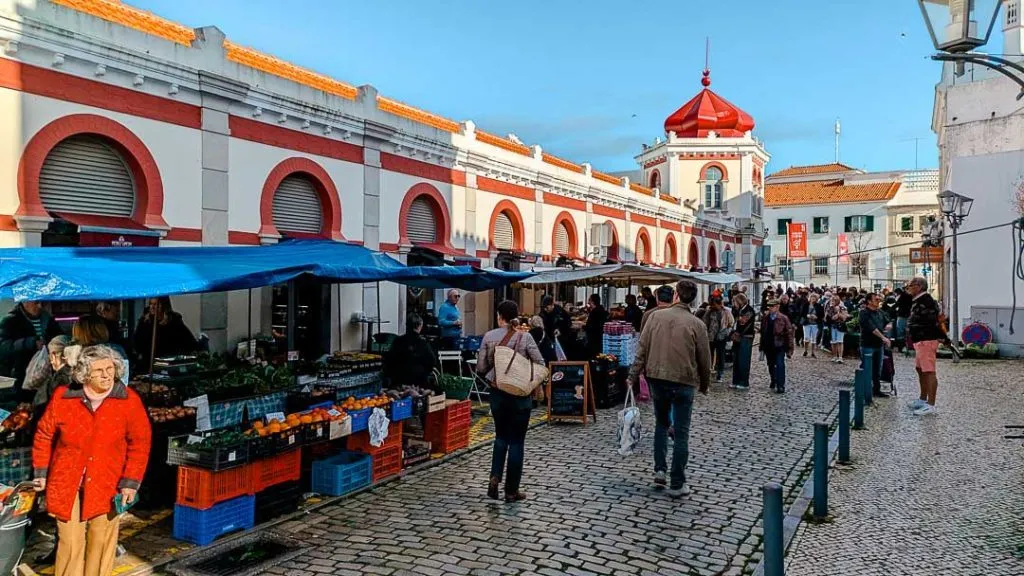 markthalle in loule von aussen Markthalle in Loule von außen