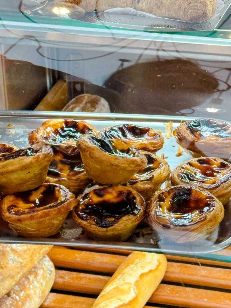 pastel de nata in baeckerei algarve portugal Pastel de Nata in Bäckerei, Algarve Portugal