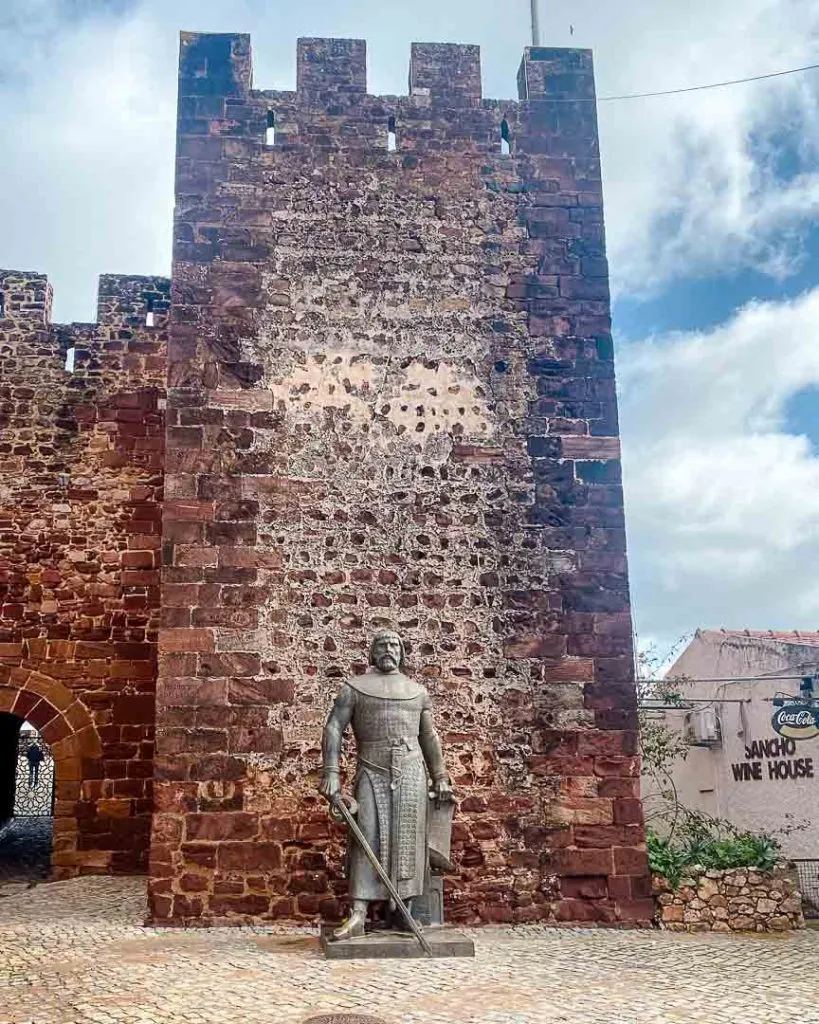statue vor castelo de silves algarve Statue vor Castelo de Silves, Algarve
