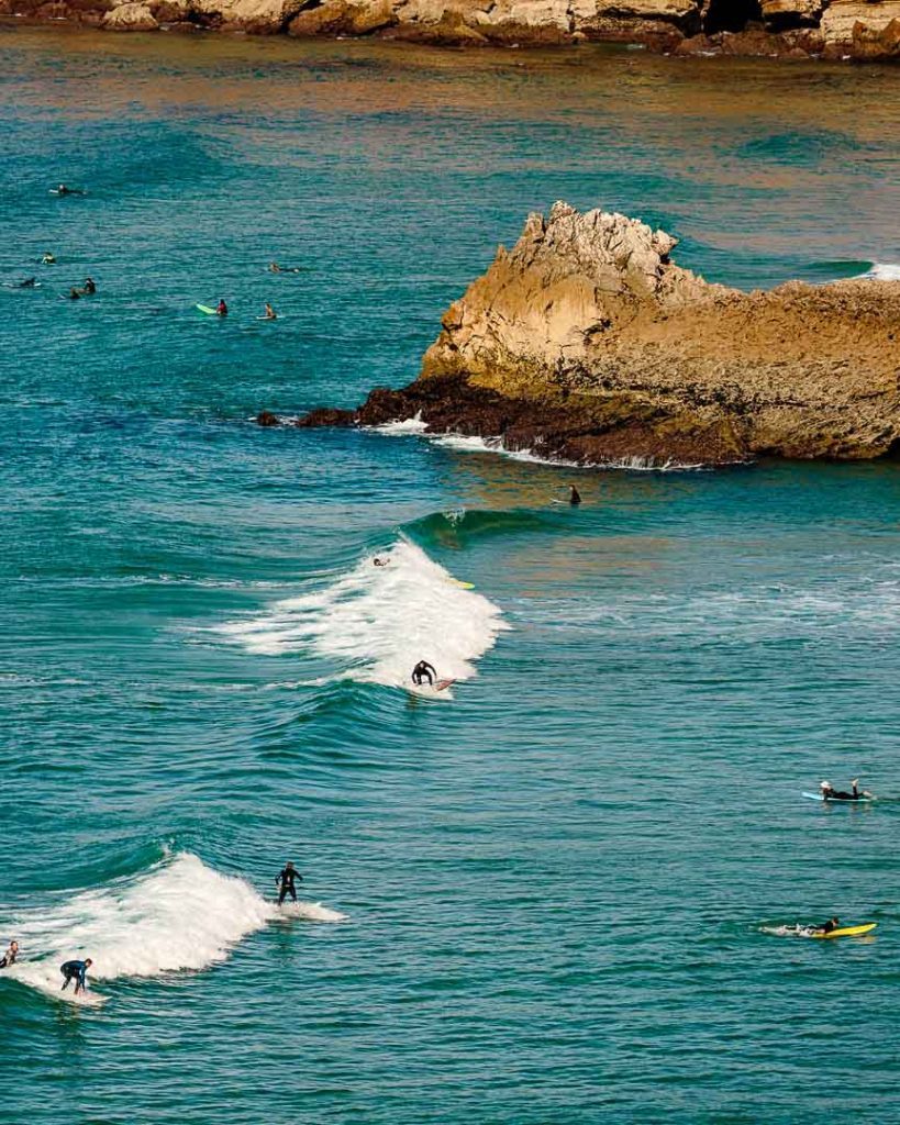 surfer beobachten beim leuchtturm in sagres algarve in portugal Surfer beobachten beim Leuchtturm in Sagres, Algarve in Portugal