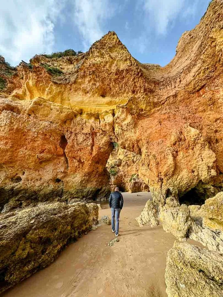 wanderung durch hoehlen bei alvor bei ebbe Wanderung durch Höhlen bei Alvor bei Ebbe