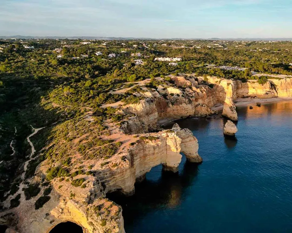 zerklueftete kueste bei benagilhoehle Zerklüftete Küste bei Benagilhöhle