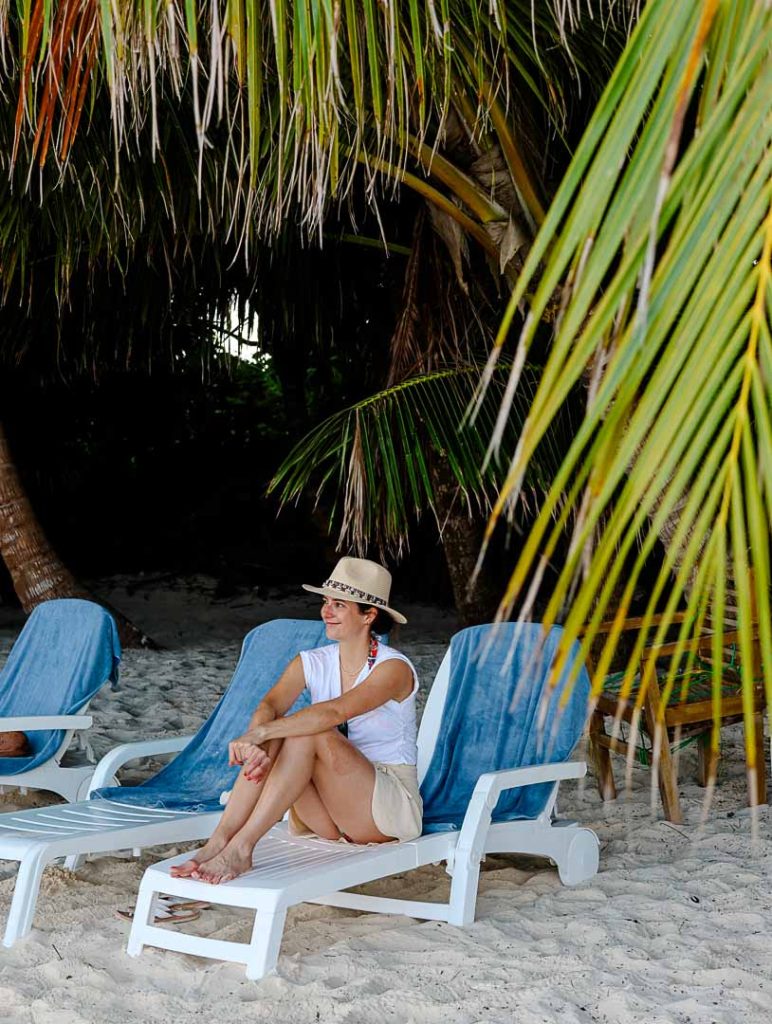 schatten unter palmen am bikini beach dhigurah malediven Schatten unter Palmen am Bikini Beach, Dhigurah Malediven