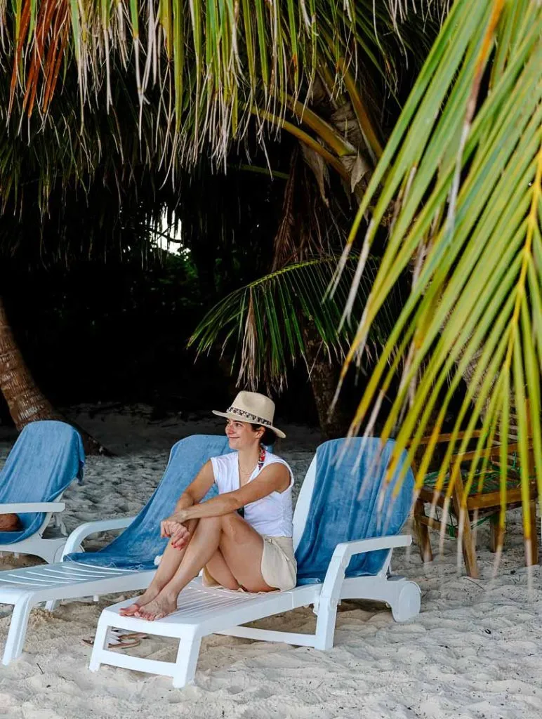 schatten unter palmen am bikini beach dhigurah malediven Schatten unter Palmen am Bikini Beach, Dhigurah Malediven