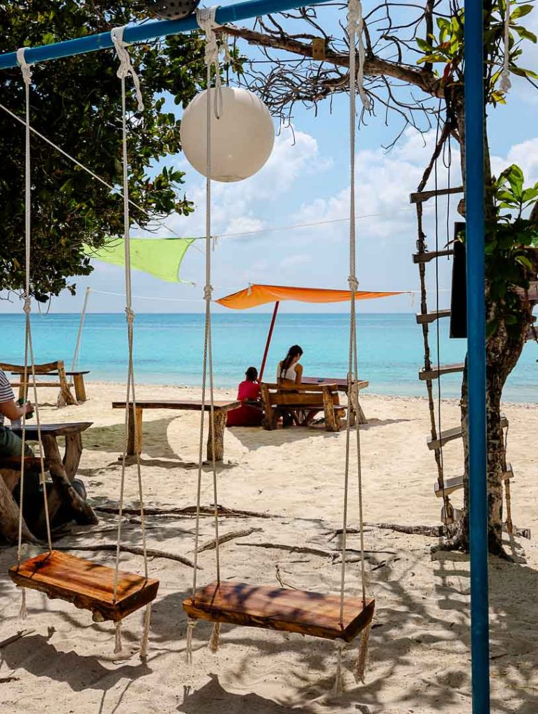 schoene strandbars auf dhigurah malediven schöne Strandbars auf Dhigurah, Malediven