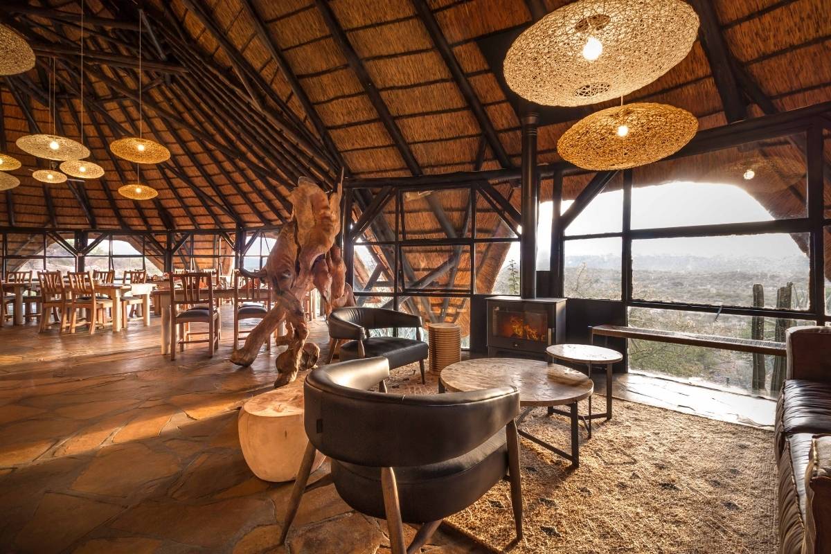 Vingerklip-Lodge-fireplace_Namibia_Hoteltipps