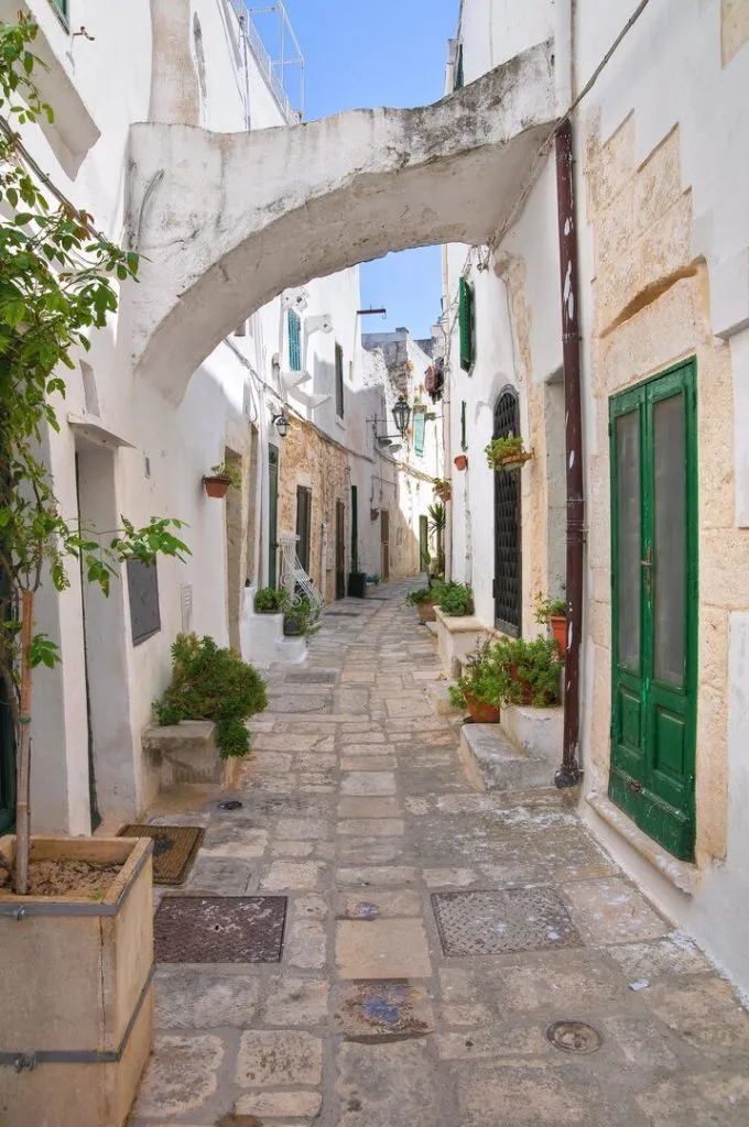 apulien schoene strasse in ostuni Apulien_Schöne Straße in Ostuni