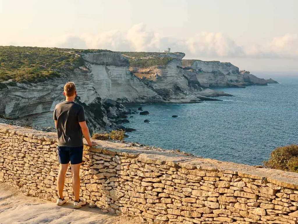 blick auf weisse kalksteinfelsen bei der klippenwanderung bonifacio korsika Blick auf weiße Kalksteinfelsen bei der Klippenwanderung, Bonifacio Korsika