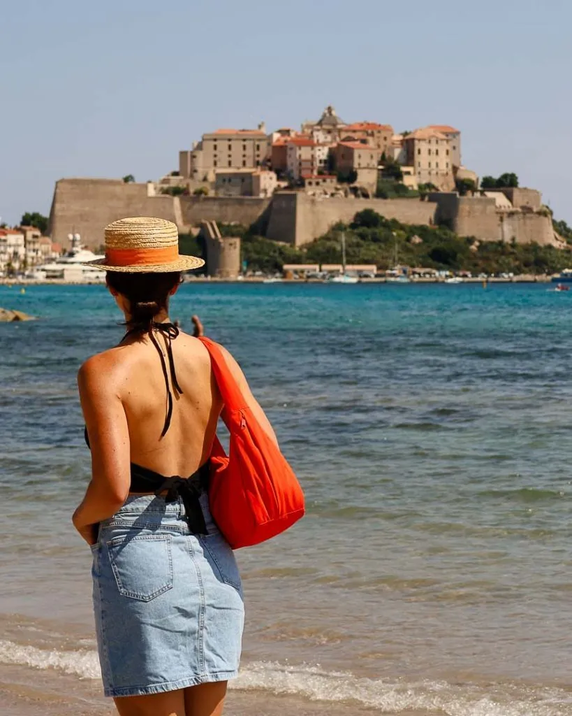 blick von strand von calvi auf die festung korsika Blick von Strand von Calvi auf die Festung, Korsika