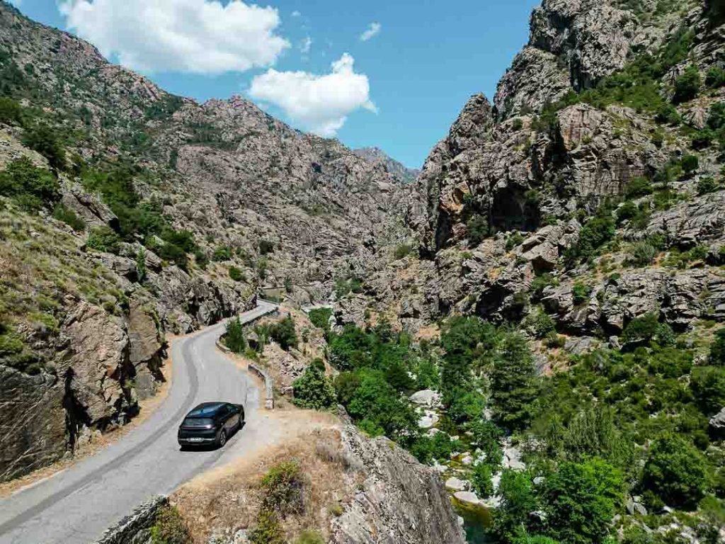 d84 enge bergstrasse auf dem weg nach corte 2 korsika D84, enge Bergstraße auf dem Weg nach Corte, Korsika