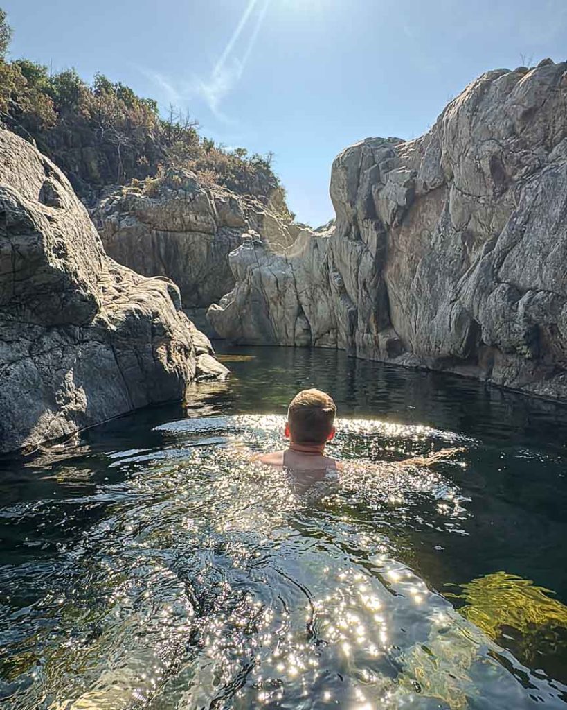tom schwimmt durch den fangofluss wie kleiner canyon korsika Tom schwimmt durch den Fangofluss, wie kleiner Canyon, Korsika