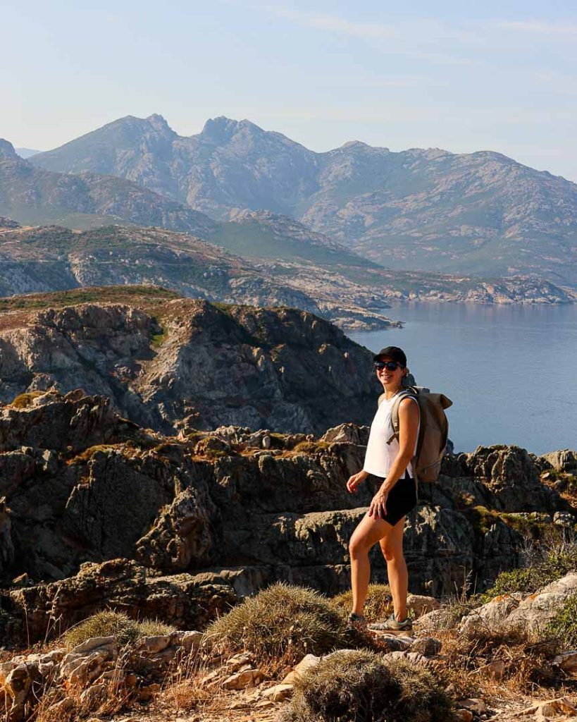 blick auf gebirge im hintergrund la revellata wanderung bei calvi auf korsika 4 Blick auf Gebirge im Hintergrund, La Revellata Wanderung bei Calvi auf Korsika