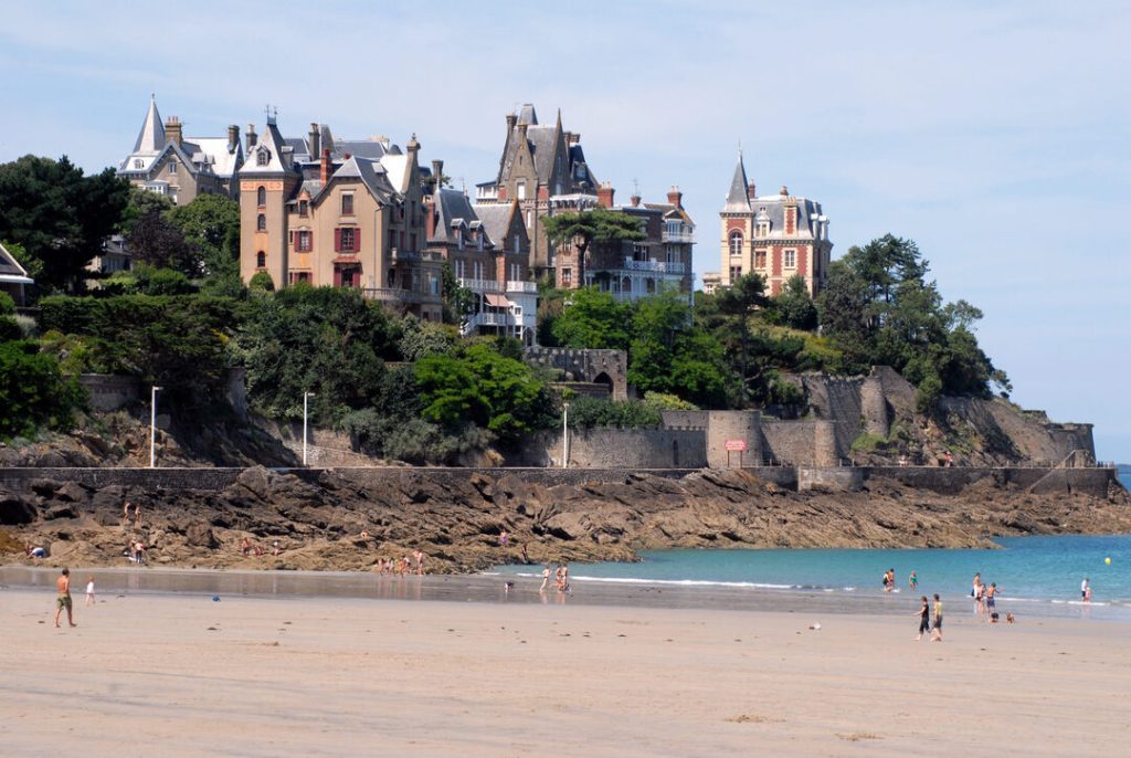 frankreich bretagne strand von dinard und villen im hintergrund Frankreich_Bretagne_Strand von Dinard und Villen im Hintergrund