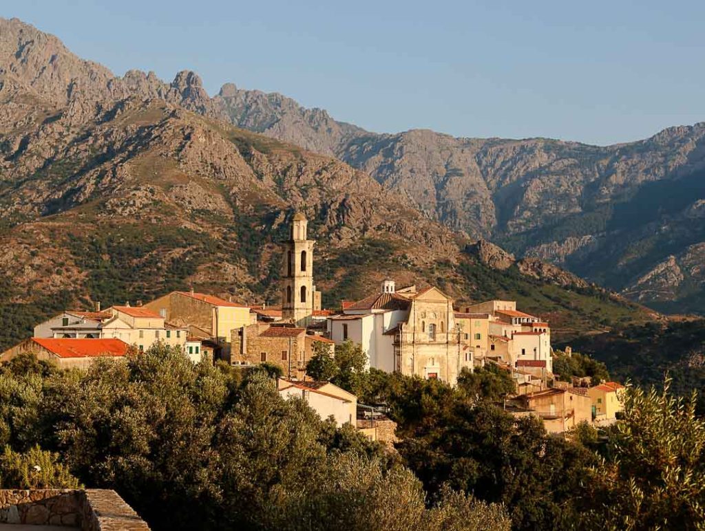 montemaggiore drohnenaufnahme belange bergdorf bei calvi Montemaggiore Drohnenaufnahme, Belange Bergdorf bei Calvi