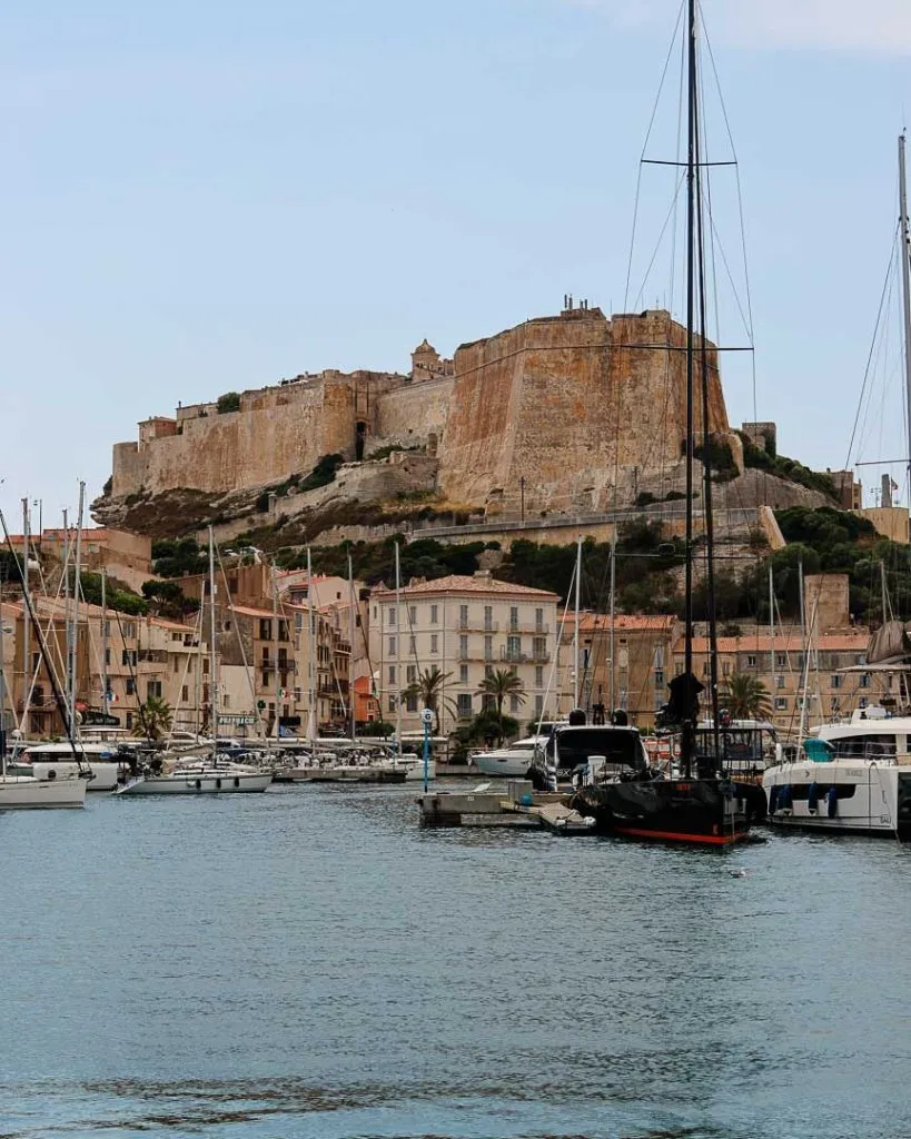bonifacio korsika 196 von 282 Hafen und im Hintergrund Festung in Bonifacio, Korsika
