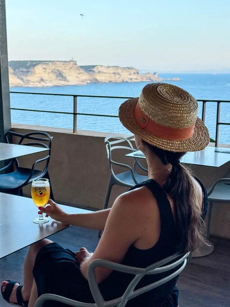 bonifacio korsika 34 von 282 Les terrasses d’Aragon in Bonifacio: Gutes Restaurant in der Oberstadt, Terrasse mit Blick auf Kalksteinfelsen