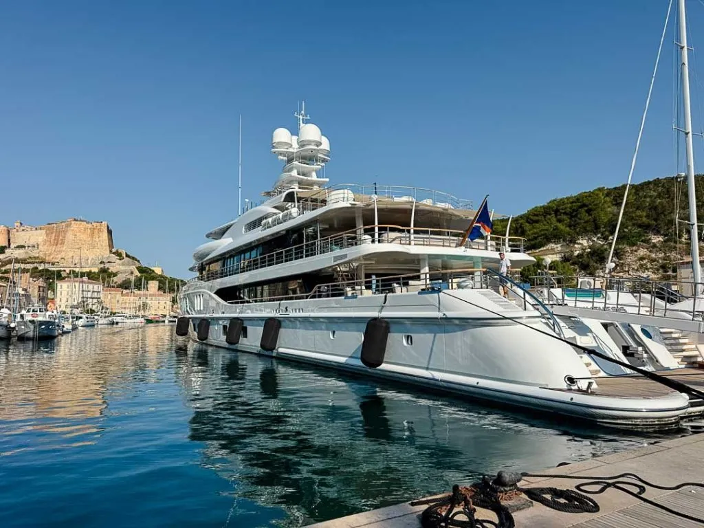 bonifacio korsika 84 von 282 Große Yacht im Hafen von Bonifacio, Korsika