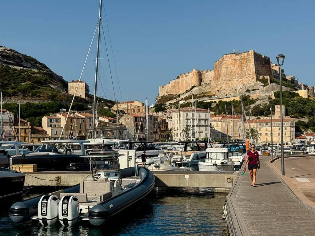 bonifacio korsika 87 von 282 Hafen und im Hintergrund Festung in Bonifacio, Korsika