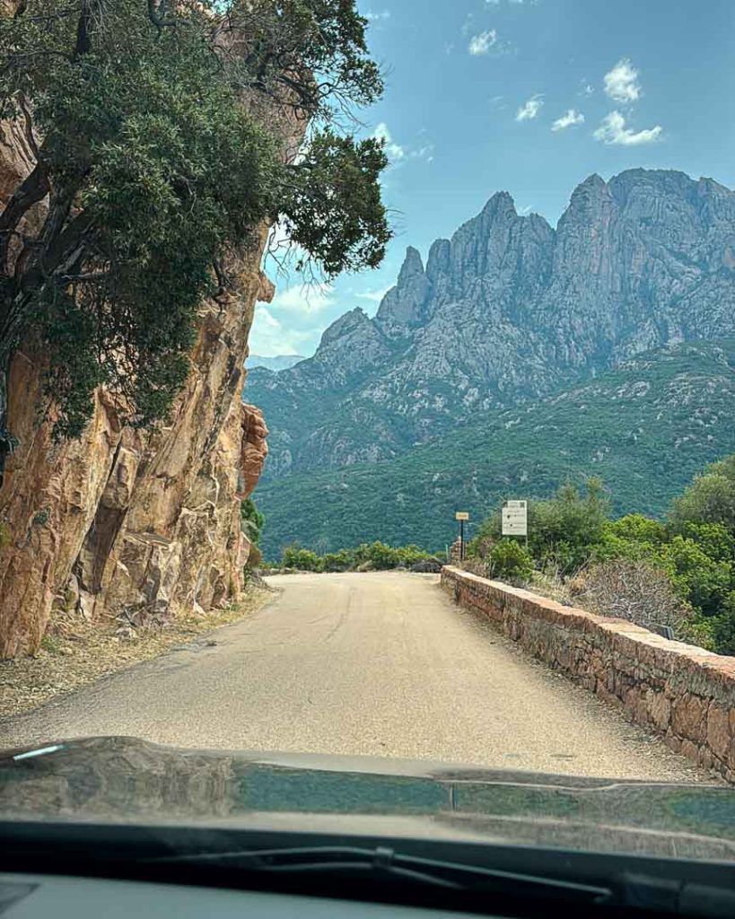 enge strassen bei anreise d81 nach porto auf korsika Enge Straßen bei Anreise D81 nach Porto auf Korsika
