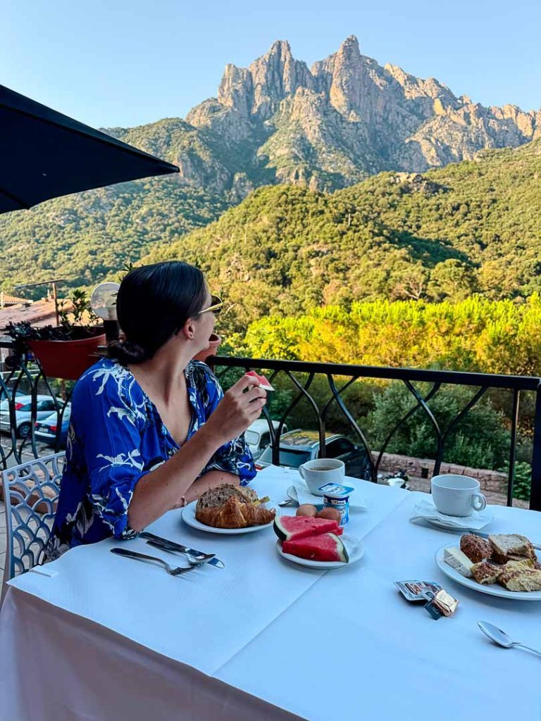 fruehstuecksterrasse hotel le vaita porto in korsika Frühstücksterrasse Hotel Le Vaita, Porto in Korsika