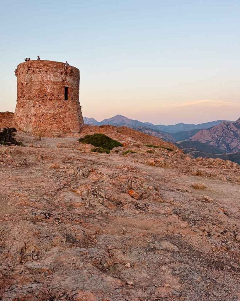 genueserturm beim ziel capo rosso wanderung porto Genueserturm beim Ziel Capo Rosso, Wanderung Porto Ota