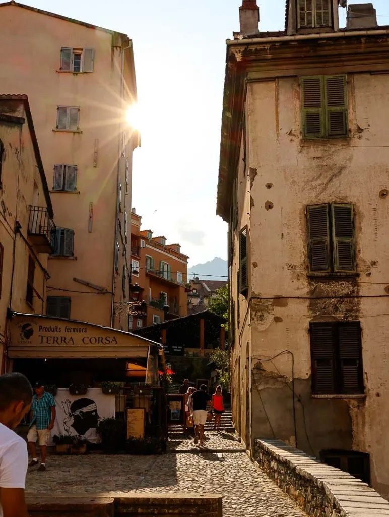 korsika corte restorica 108 von 173 Gasse beim Hauptplatz in Corte, Korsika