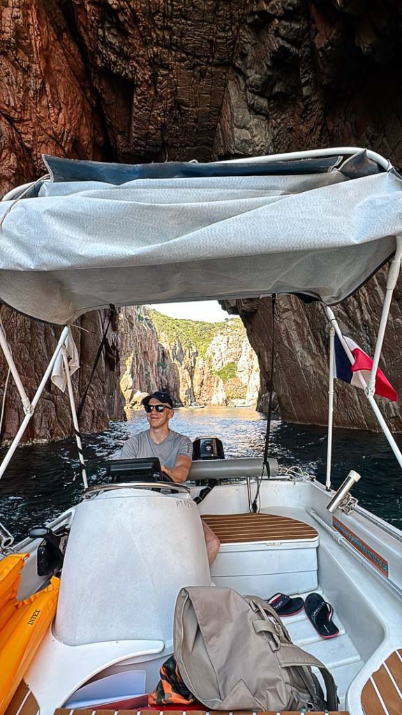 mit dem boot durch hoehlen fahren bei calanques de piana porto ota korsika mit dem Boot durch Höhlen fahren bei Calanques de Piana, Porto Ota Korsika
