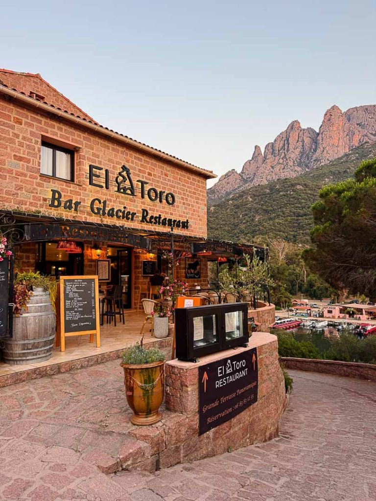 restaurant in porto mit blick auf die berge Restaurant in Porto mit Blick auf die Berge, Porto Ota
