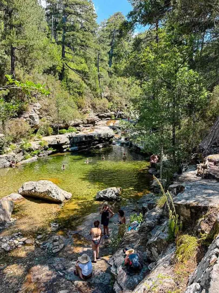 korsika corteneu Leute baden im Wasserfall d’Aitone, Ausflug ab Porto Ota 2