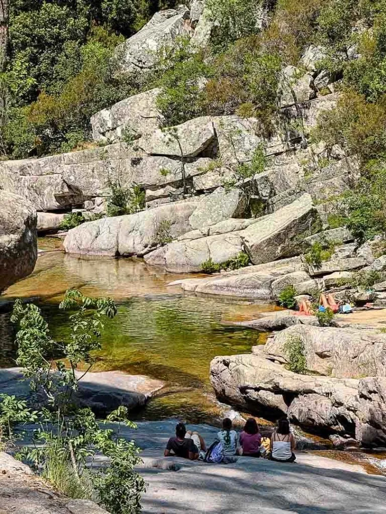 korsikaneu Leute baden im Wasserfall d’Aitone, Ausflug ab Porto Ota