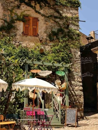 shop in santantonino bei bergdorf calvi Shop in Sant’Antonino bei Bergdorf Calvi