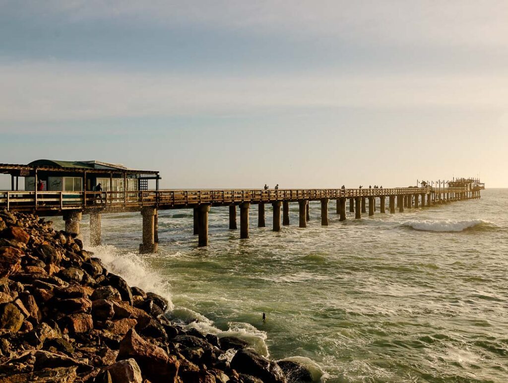 beruehmte seebruecke mit restaurant jetty 1905 in swakopmund namibia