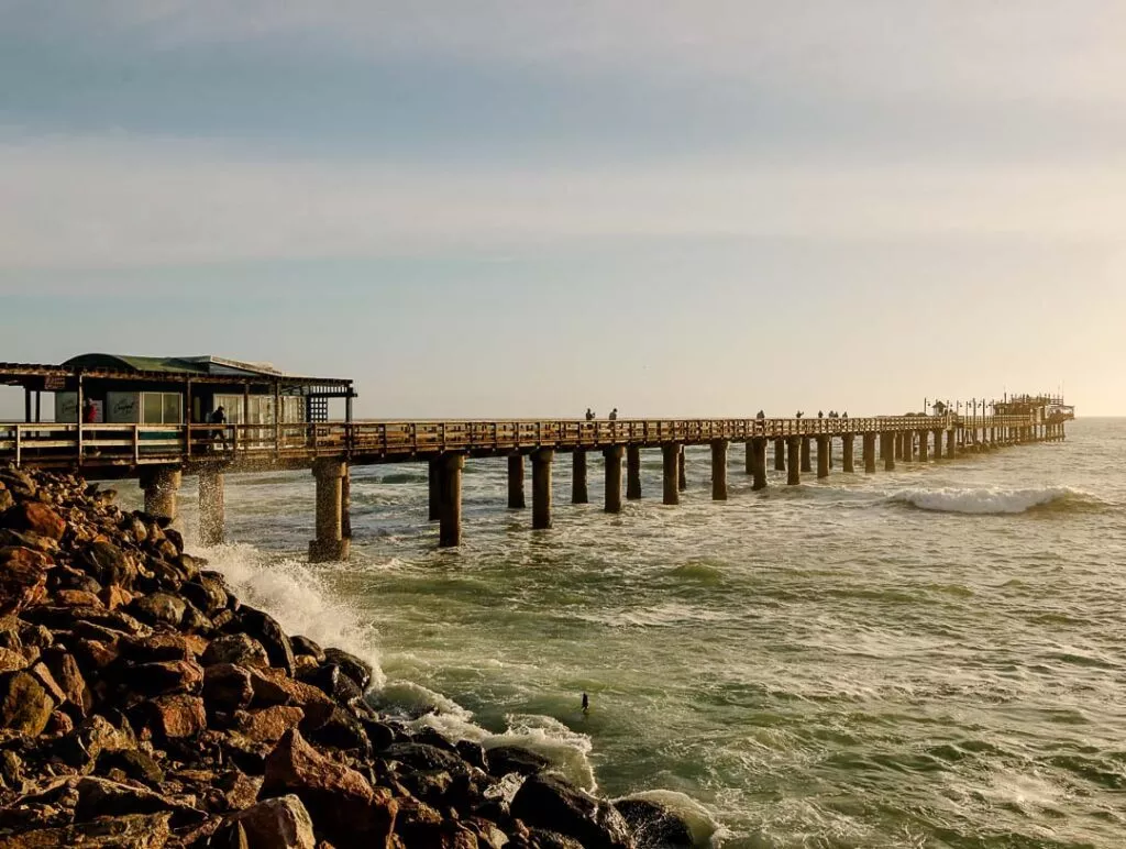 beruehmte seebruecke mit restaurant jetty 1905 in swakopmund namibia