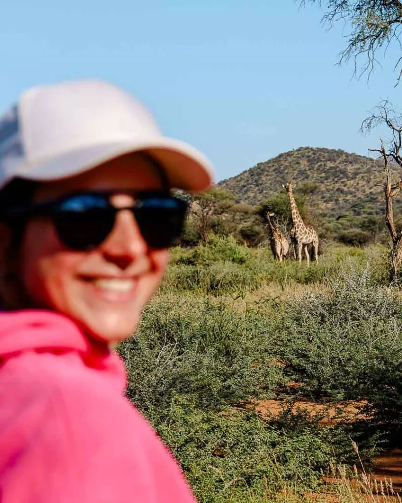 game drive in der kalahari wueste mit giraffen namibia