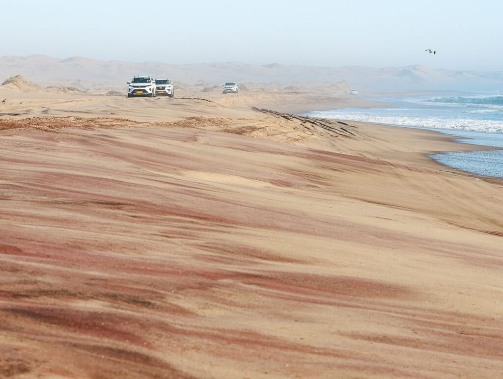 jeeps auf dem weg zum sandwich harbour