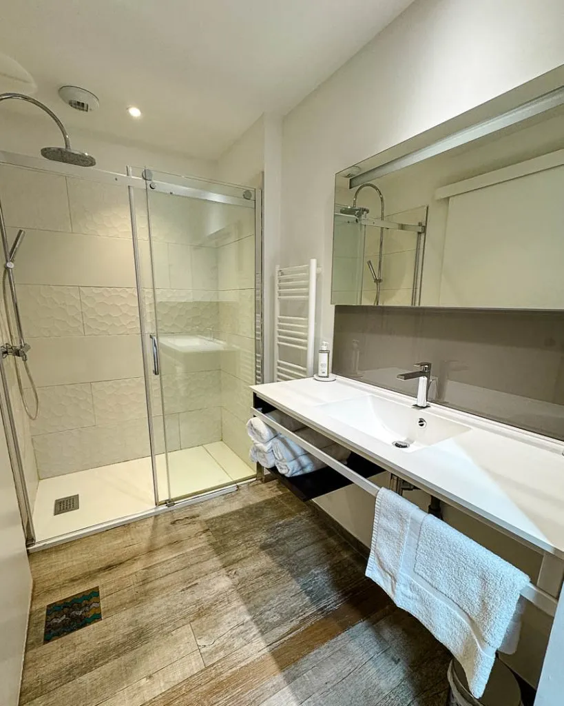 korsika zonza 10 von 171 Badezimmer im Hôtel Cantu di Fiumu, Bavella Korsika