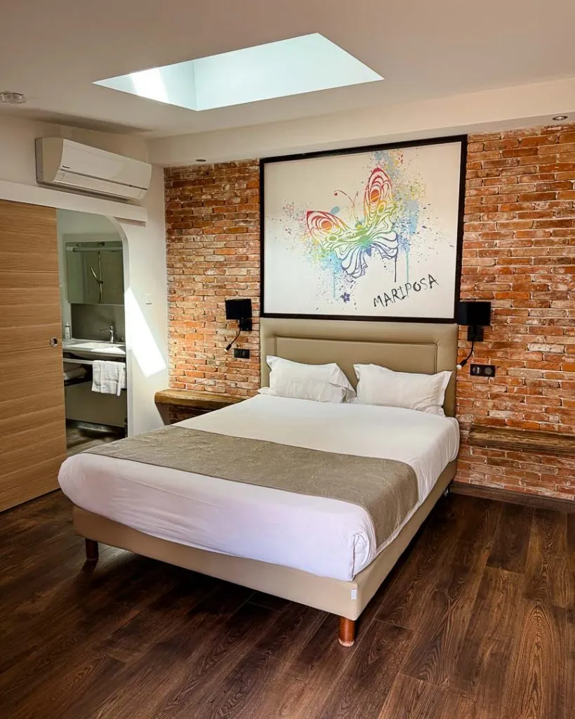 korsika zonza 8 von 171 Zimmer mit Dachfenster überm Bett im Hôtel Cantu di Fiumu, Bavella Korsika
