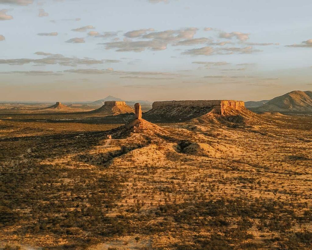 vingerklip felsen in namibia bei sonnenuntergang